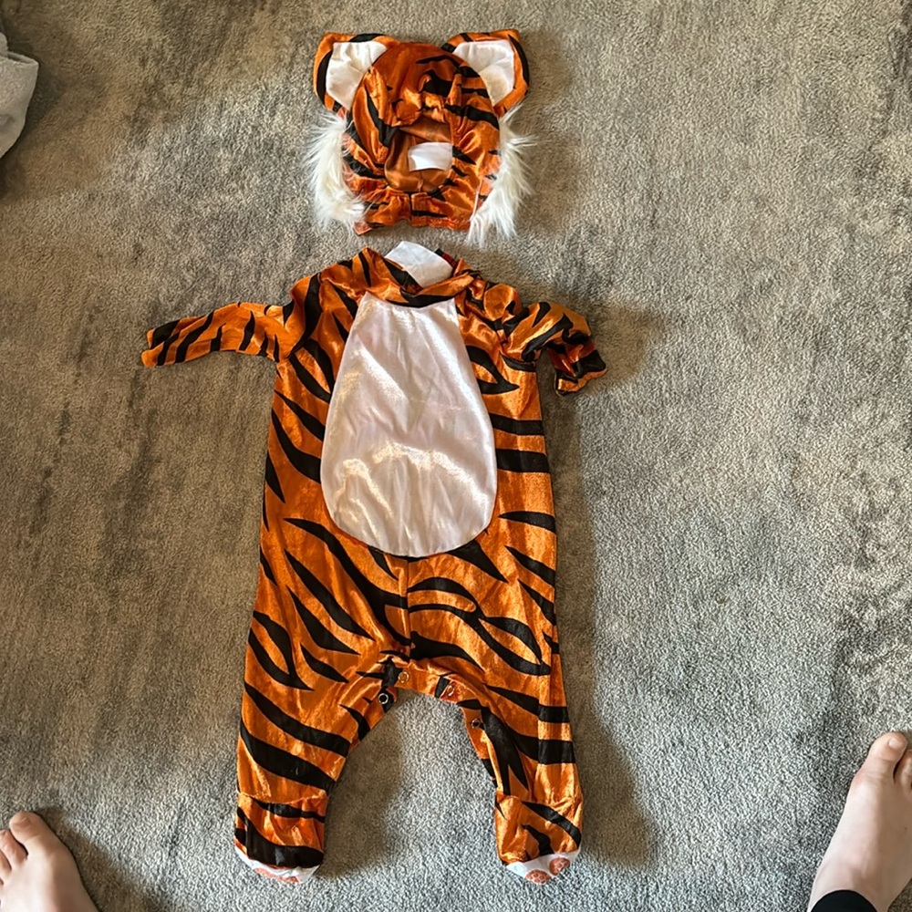 Tiger costume, including adorable hat. Sz 6-12m